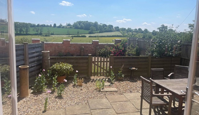 STABLES COTTAGE, pet friendly, with a garden in Uppingham