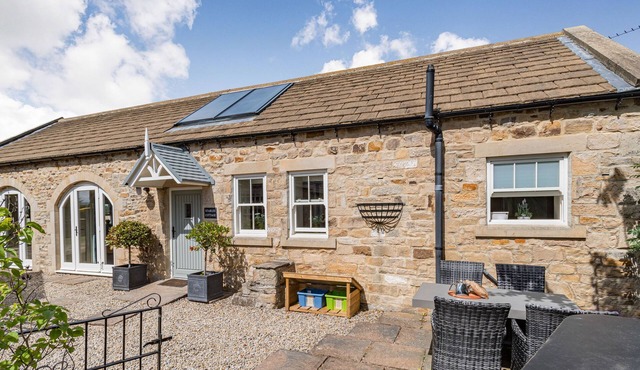 STABLES COTTAGE, pet friendly, character holiday cottage in Whorlton