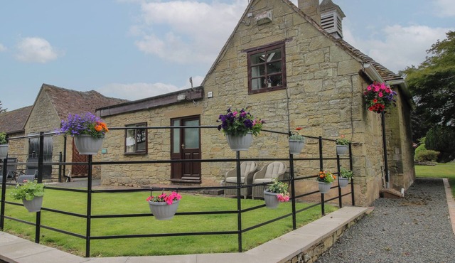 STABLES COTTAGE, pet friendly, character holiday cottage in Shobdon