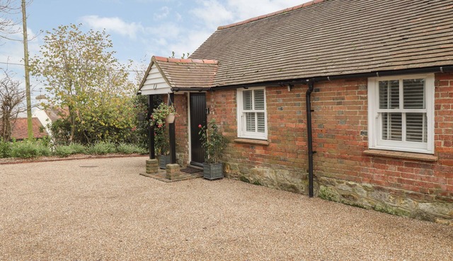 STABLES COTTAGE, with open fire in Heathfield