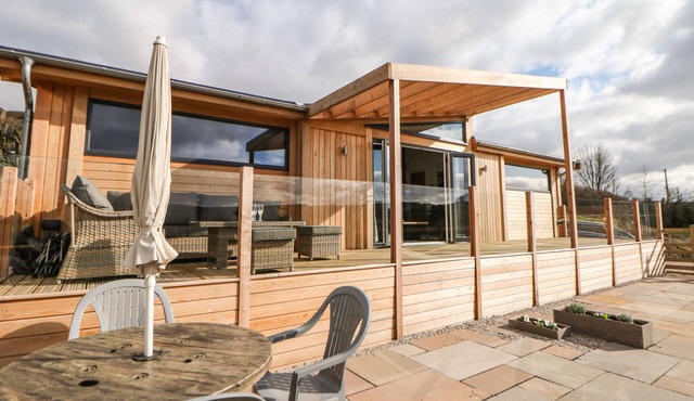 STABLES LODGE, pet friendly, character holiday cottage in Wingerworth