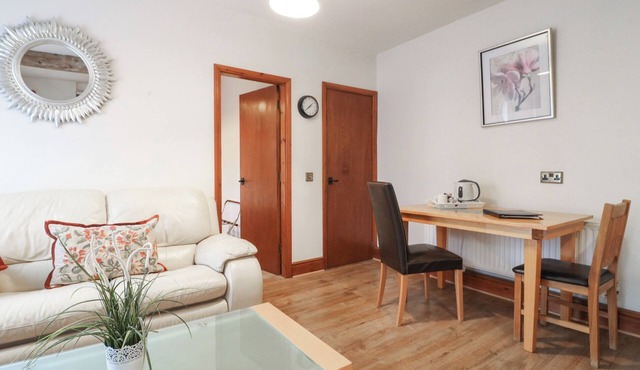 STABLES, romantic, with a garden in Castle Donington