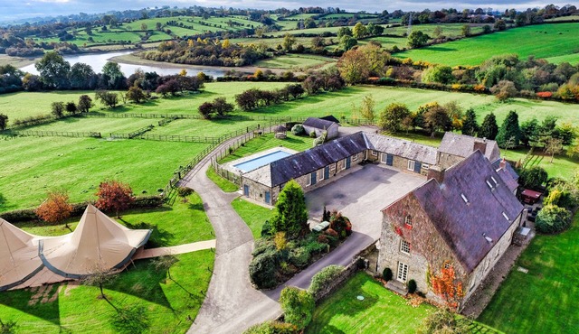 Stables with hot tub & swimming pool in the countryside - 5 ensuite bedrooms