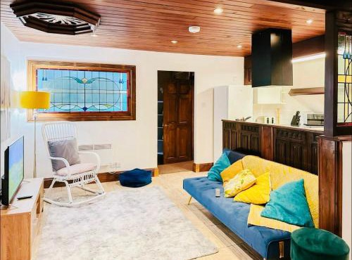 Stacey's 4 Bedroom House in Pontypool