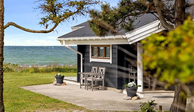 "Stacie" - 10m from the sea by Interhome