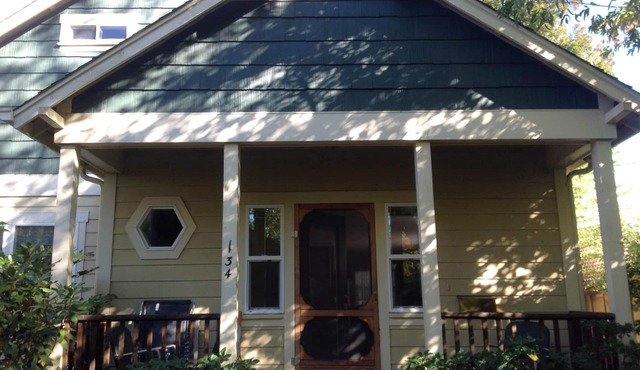 Stacy's 2nd St Cottage. Steps to downtown.