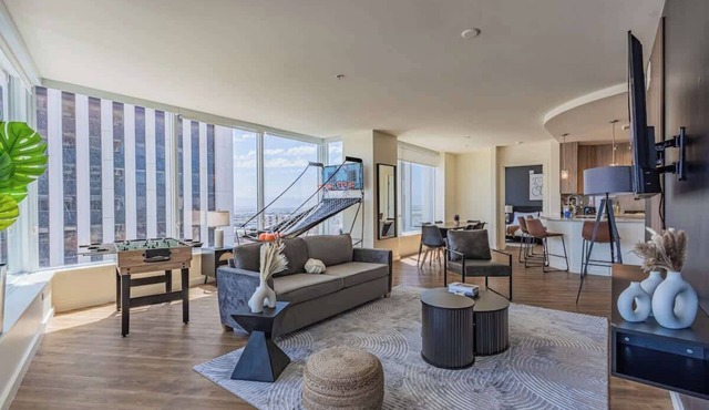 Stadium District Apt| Pool,Gym,Balcony,Parking,WD