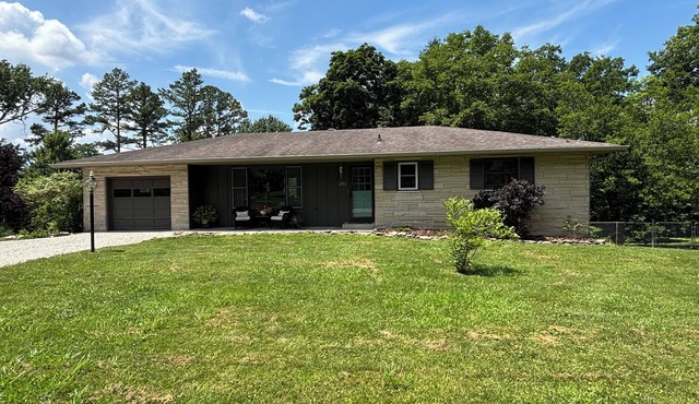 Stadium Stroll | Book IU Graduation | 4 BRs · 2 Baths · Sleeps 14