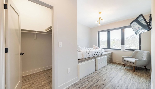 Stadium Suites - Queen Bed