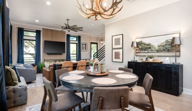 Stadium View: 4 King Suites, 2 Living Rooms, Walk to A&M and Golf Course