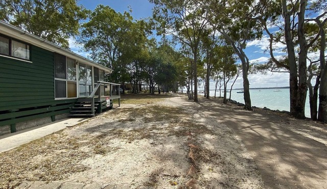 Stafford Hall - Burrum Heads- Riverfront- 3BR- Great Views