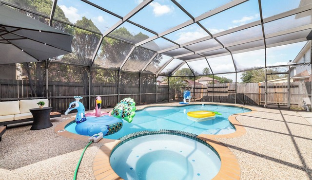 Stafford Hay-day Farmhouse, 5 Bedrooms with Pool Table and Covered Private Pool