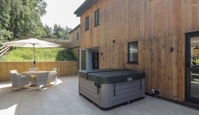 STAG COTTAGE, family friendly, with hot tub in Lytchett Matravers