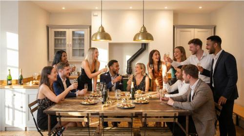 Stag & Hen Retreat - Walk to Nightlife - Sleeps 16