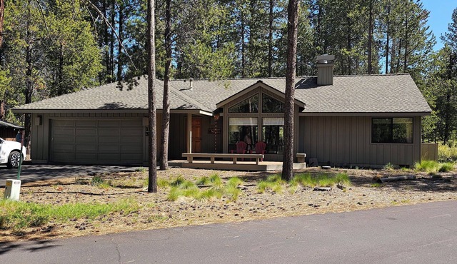 Stag Lane, Sunriver. Great Location! Single-level home, SHARC Passes, hot tub!