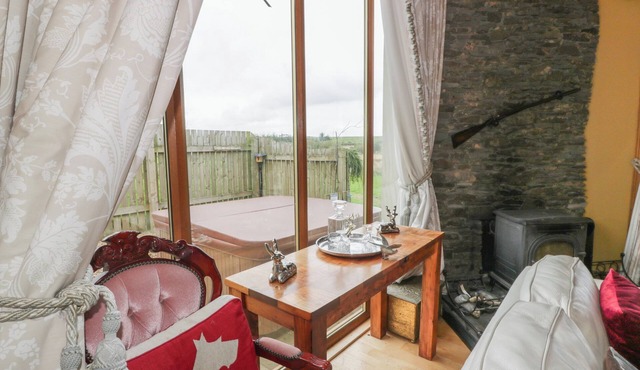 STAG LODGE, pet friendly, character holiday cottage in Galston