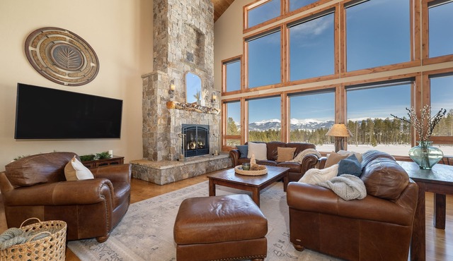 Stagecoach Cabin 5 Bedroom Home by RedAwning