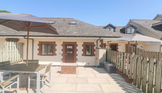 STAGS COTTAGE, pet friendly, with a garden in South Molton