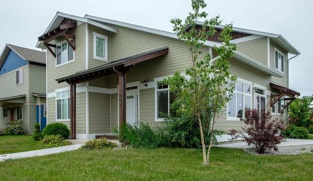 Stained Glass House - Centrally Located Home in Bozeman close to shopping