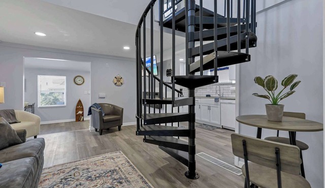 Stairway to Lake Views-1 Block from Lake