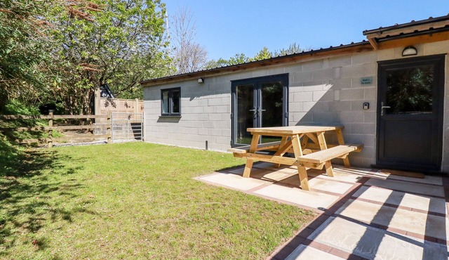 STALL 2 - THE STABLES, family friendly, with a garden in Summercourt