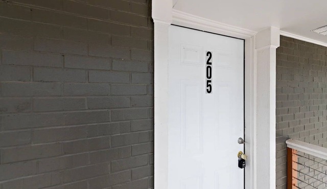 Stallion 2bedroom 1bath w/Free Parking and Wi-Fi Peaceful and Clean Book now!