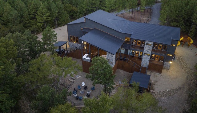 Stallion | Sleeps 40 | EV Outlet | Creekside | Gameroom | Playset