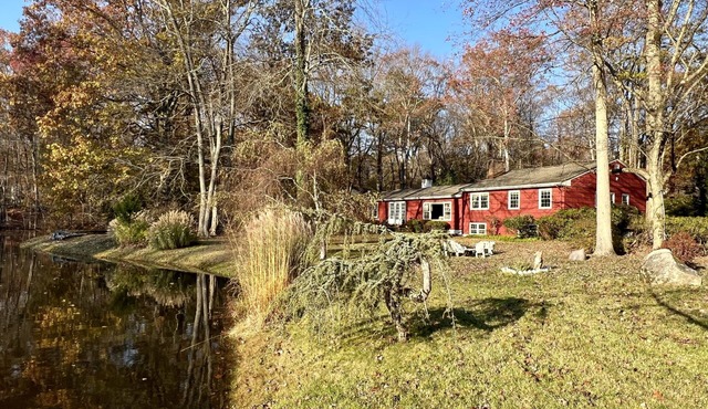 Stamford Serenity: Cozy Pondside Haven: 3 Beds : 2.5 Bathrooms : In-Ground Pool