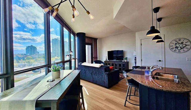 Stampede Heart of Calgary Luxury 1 bedroom apartment Parking included