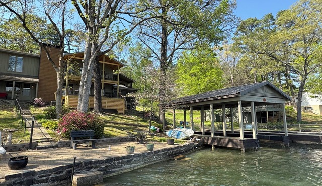 Stan’s CozyCasual LakeHamilton MainChannel-Boat&Swim docks, FirePit, Kayaks
