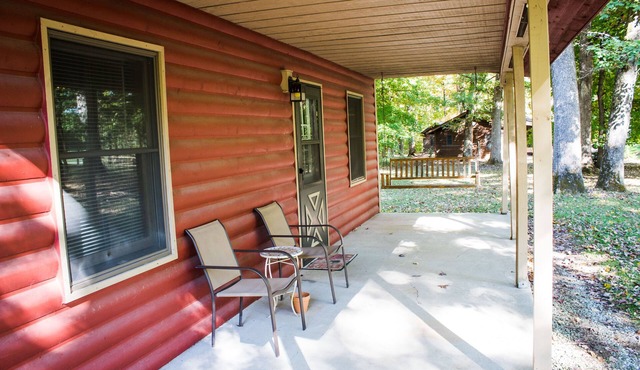 Stand Alone cabin with Whirlpool Tub, Full Kitchen & Fire Pit Near Starved Rock