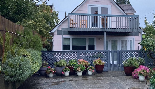 Stand Alone Cozy Carriage House in a quiet Ballard Neighborhood many amenities