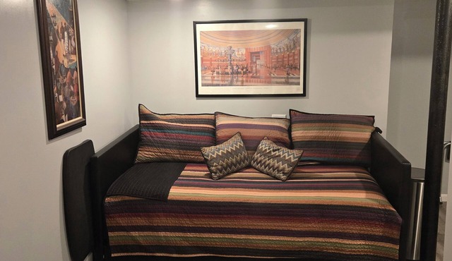 Stand Alone Studio, Free Off Street Parking, Walkable 2 Downtown, Beautiful Area