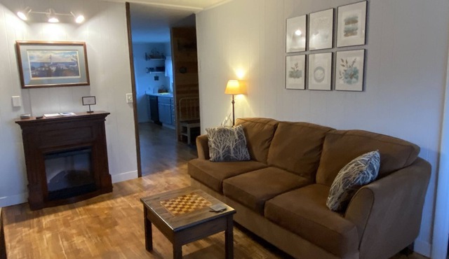 Standalone Carriage House, 2 BR, 4 Guests, less than one mile from I-57
