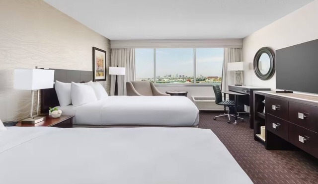 Standard 2 Queens at Crowne Plaza Phoenix Airport - Near Airport with Pool