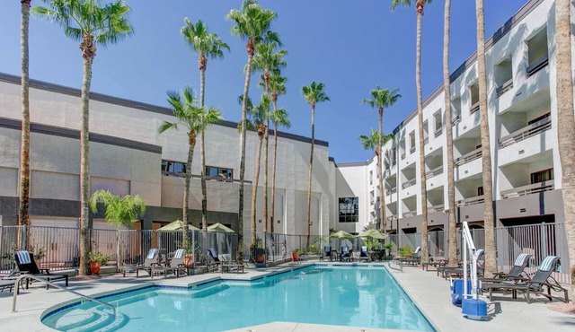 Standard 2 Queens at Hilton Phoenix Airport - Outdoor Pool & Hiking Trails