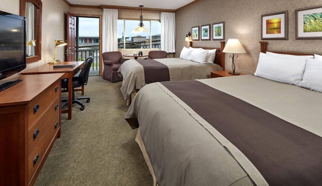 Standard 2 Queens Room w/Easy Access to Highway 101