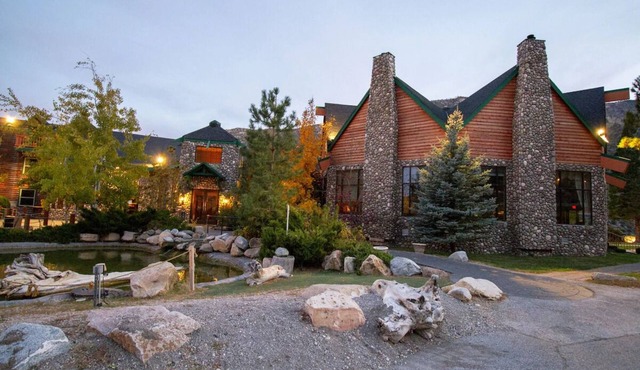 Standard Double Queen Relaxing Retreat w/Free Parking & Year-Round Activities