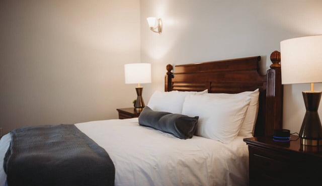 Standard Guestroom (ADA) - 1 King · The Jefferson Inn Rm. 8