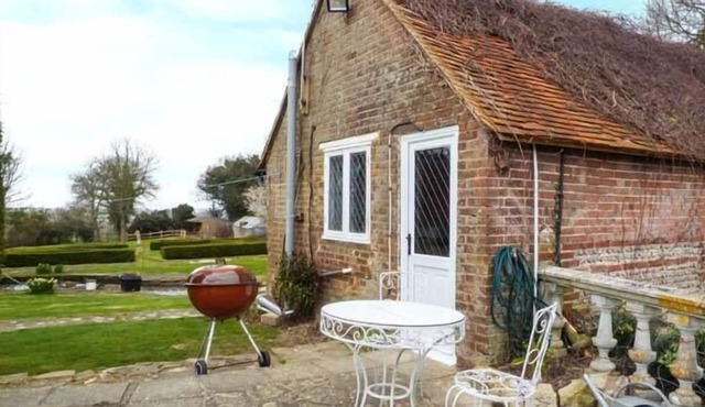 STANDARD HILL COTTAGE, with a garden in Ninfield