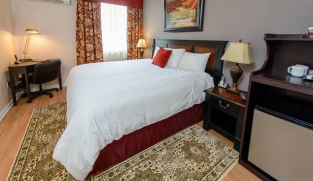 Standard King Bedroom W/Gym & Restaurant on Site!