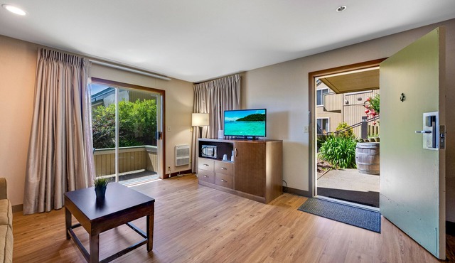 Standard King Room with Ocean View