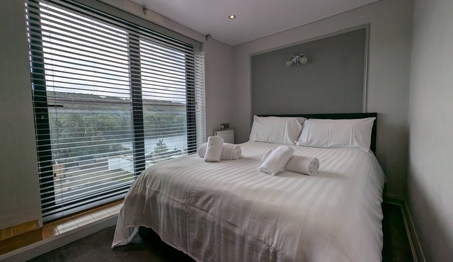 Standard kingsize room with lake views