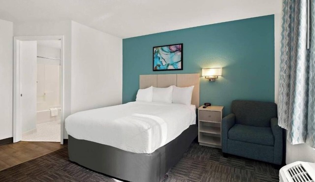 Standard Queen Room Near Cranes Roost Park ORL