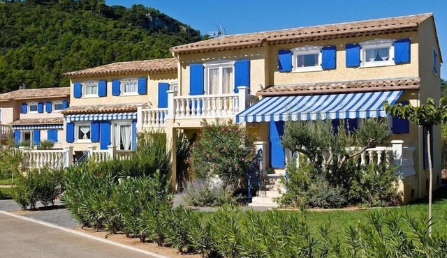 Standard Terraced House in Résidence