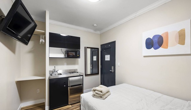 Standard with Kitchenette and Shared-Bath Hotel 99