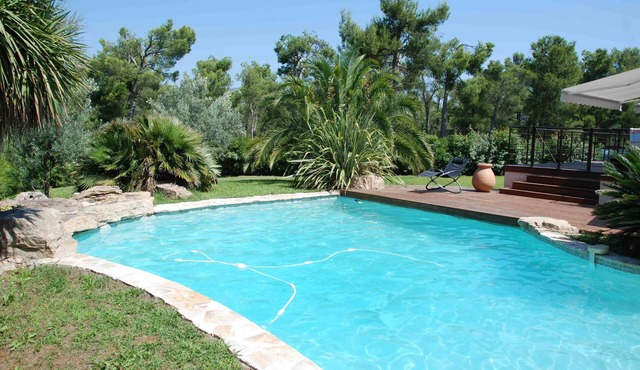 STANDING HOUSE BETWEEN AIX AND CASSIS IN THE HEART OF A LANDSCAPE GARDEN
