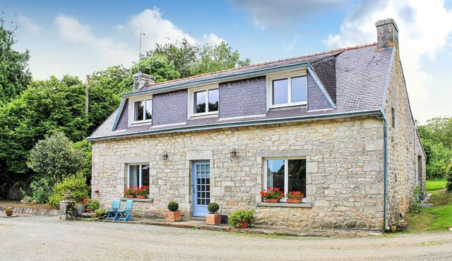 Standing in a wooded area, this delightful stone house welcomes you at the end of a long path.