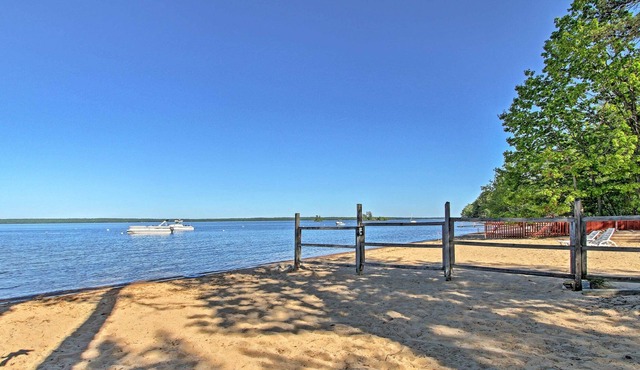 Standish Apartment w/Deck - 2 Mi to Sebago Lake!