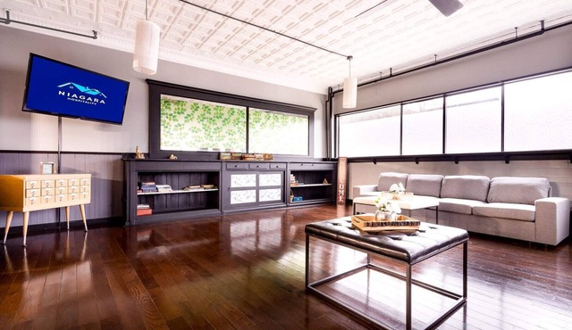 Staneks Pub- 8BR 2.5 Bath Close to Niagara Falls